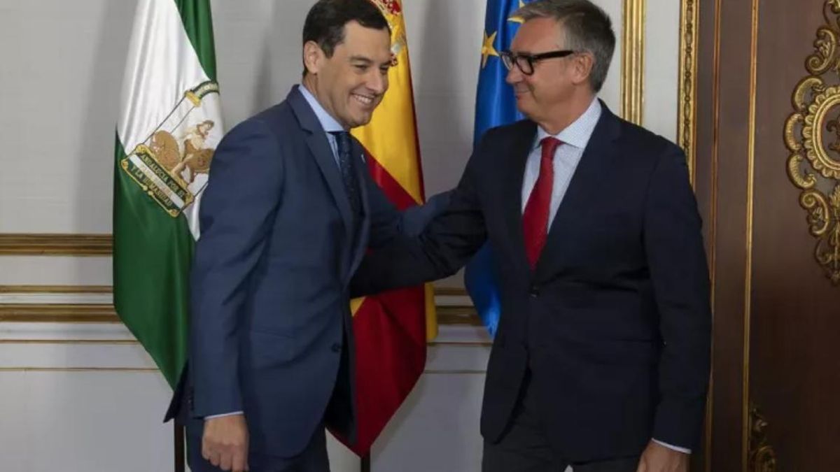 El presidente andaluz, Juan Manuel Moreno, conversa con el portavoz de Vox en el Parlamento, Manuel Gavira.