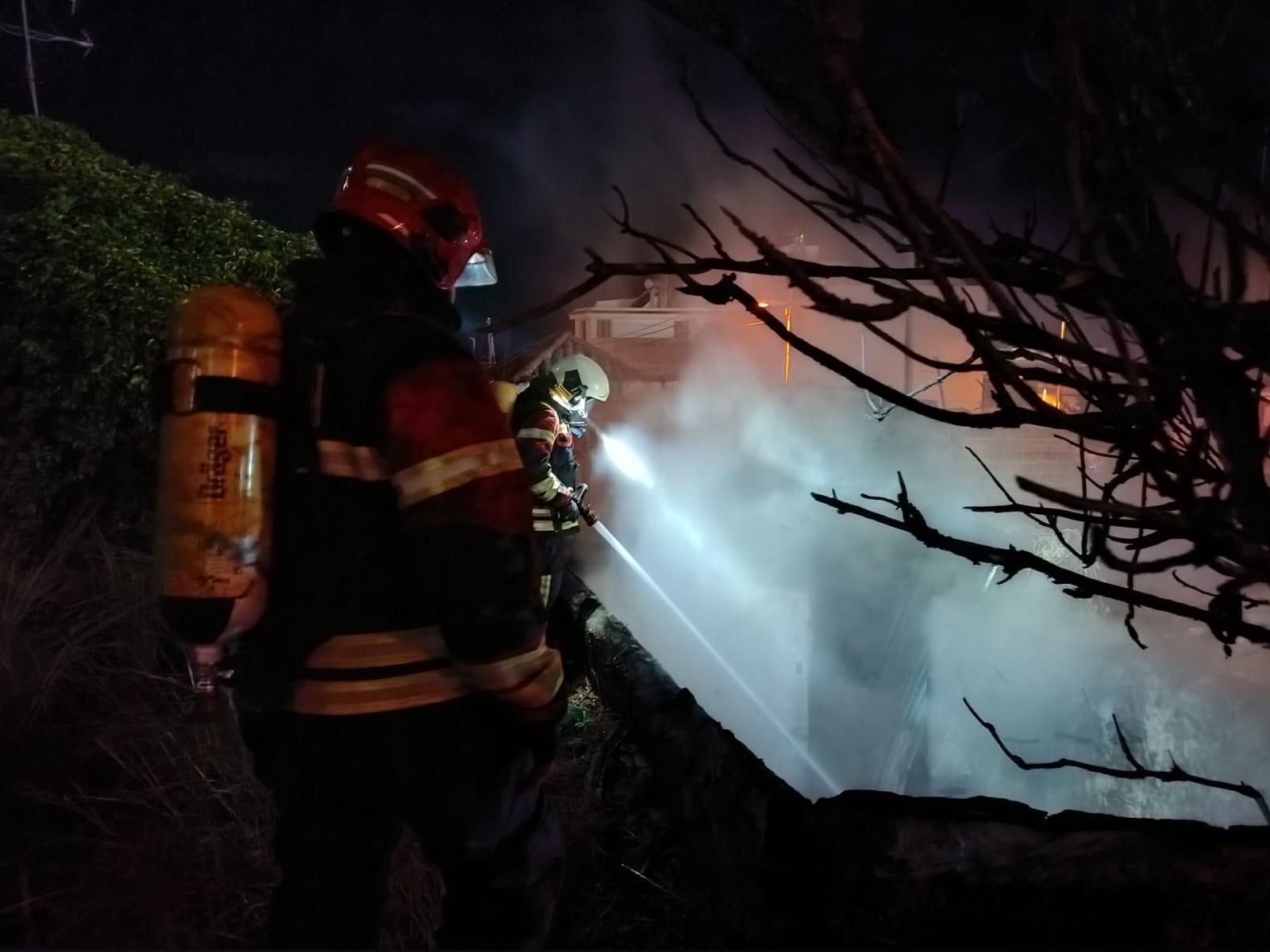 Los bomberos sofocaron las llamas. BOMBEROS LA PALMA