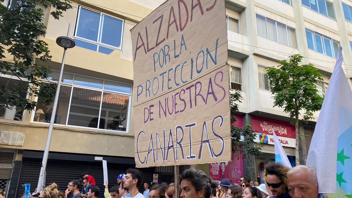 Así fueron las multitudinarias protestas de este sábado para exigir la protección medioambiental del Archipiélago: "Canarias no se vende, Canarias se defiende"