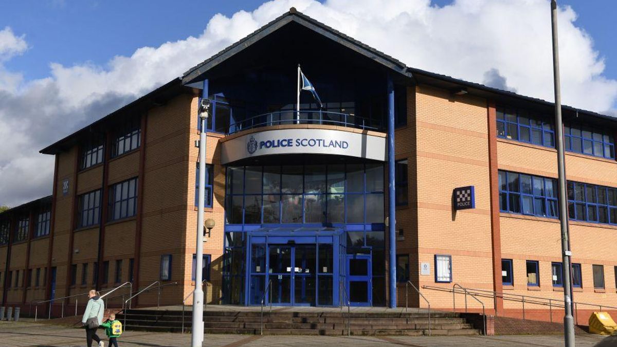 Una vista general muestra la fachada de la comisaría de policía de Govan en Helen Street, Glasgow, el 12 de octubre de 2019.