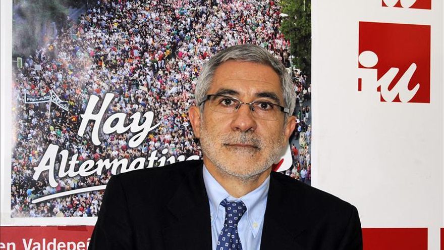 Llamazares dice que los partidos mayoritarios siempre se hacen oposición a sí mismos