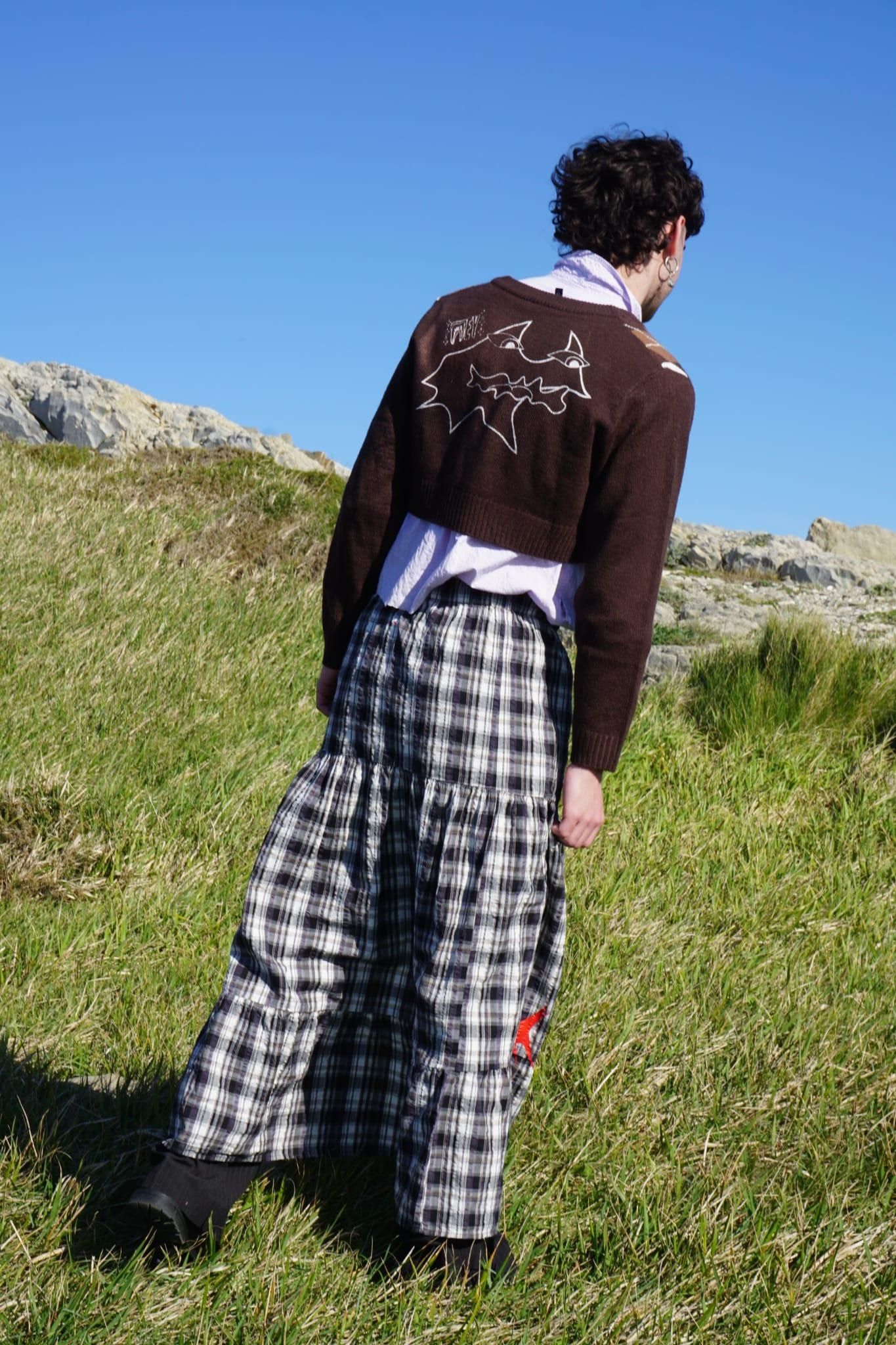 Eduardo Castillo con los diseños de Hey! Dau