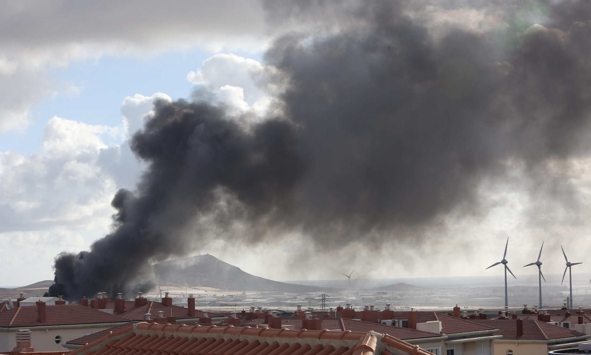Incendio en un almacén  en el Polígono Industrial de Arinaga. (ALEJANDRO RAMOS)
