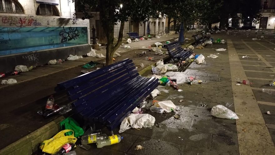 Restos del botellón en la zona de Cañadío.