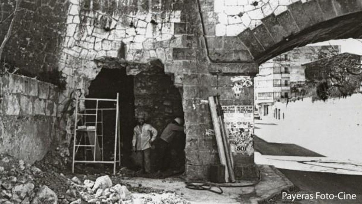 Diversos treballadors durant la construcció d'un túnel a les vies que comunicaven el municipi d'Inca amb Sa Pobla i Manacor