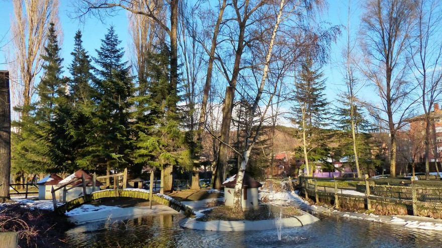 Además de albergar un pozo de hielo y varios murales gigantes, este pueblo palentino fue fortaleza medieval y enclave de la minería