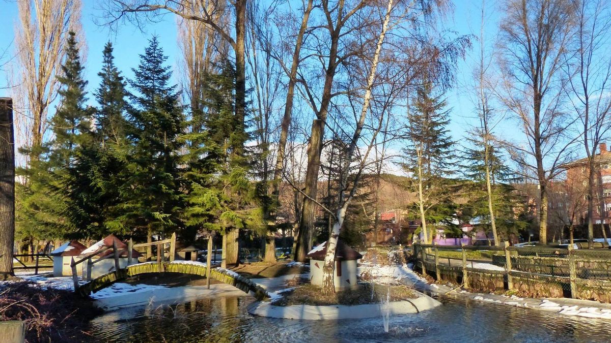 Además de albergar un pozo de hielo y varios murales gigantes, este pueblo palentino fue fortaleza medieval y enclave de la minería
