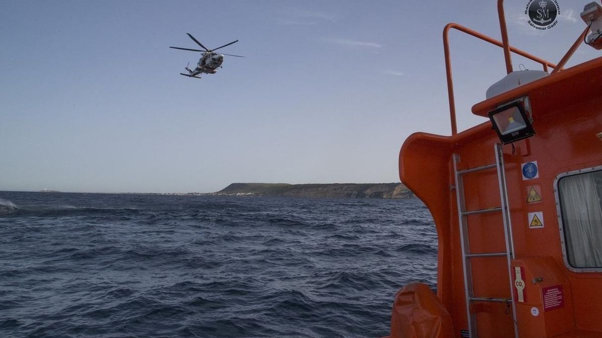 Rescatados 38 inmigrantes, entre ellos un bebé, de una patera a 4 millas al suroeste de Tarifa