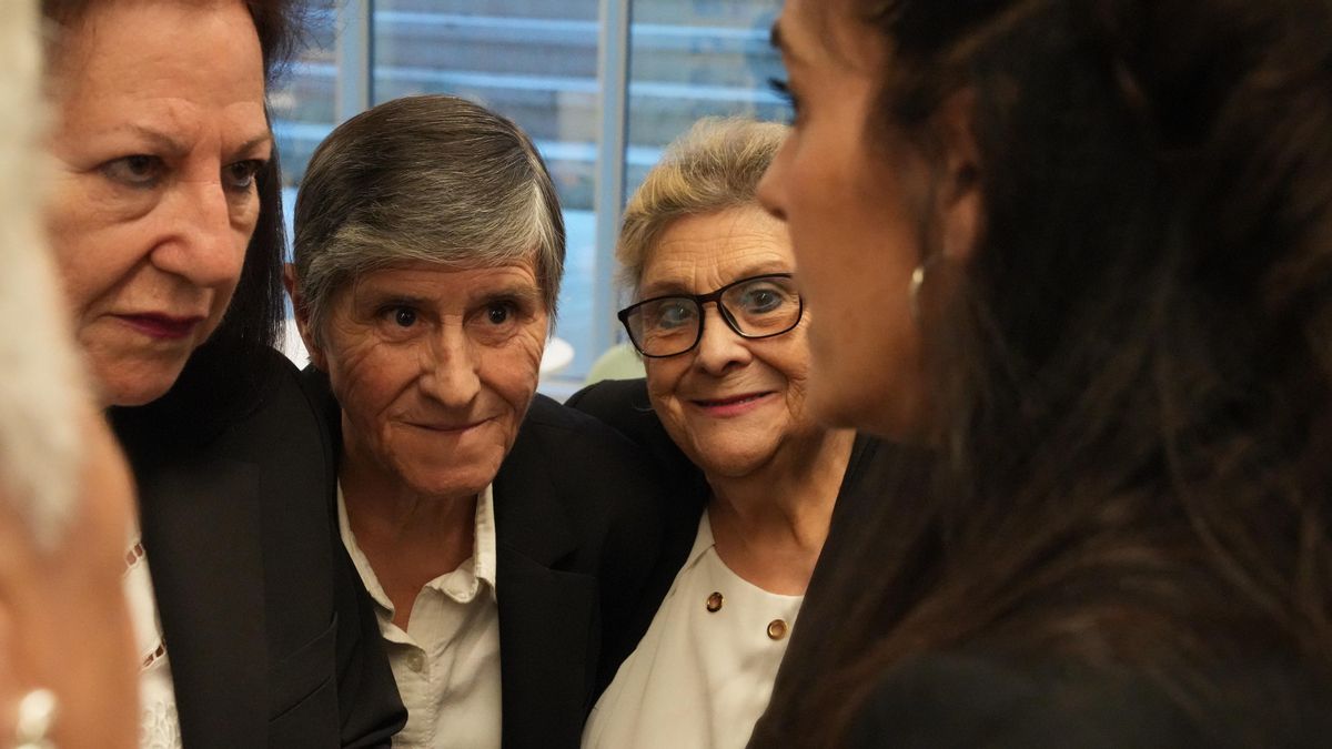 La compañía de teatro social 'Las Xirgú' interpreta la obra 'Las Olas'