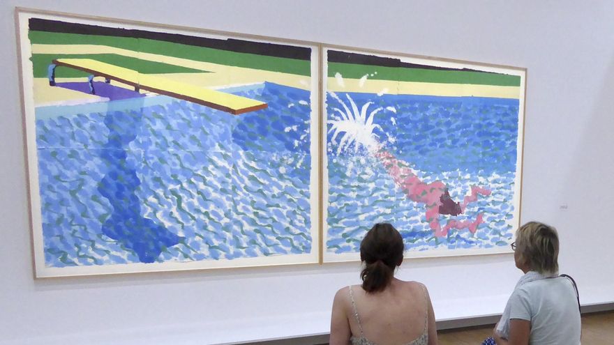 Dos mujeres contemplan 'Paper Pools' ('Piscinas de Papel') de David Hockney en el Centro Pompidou