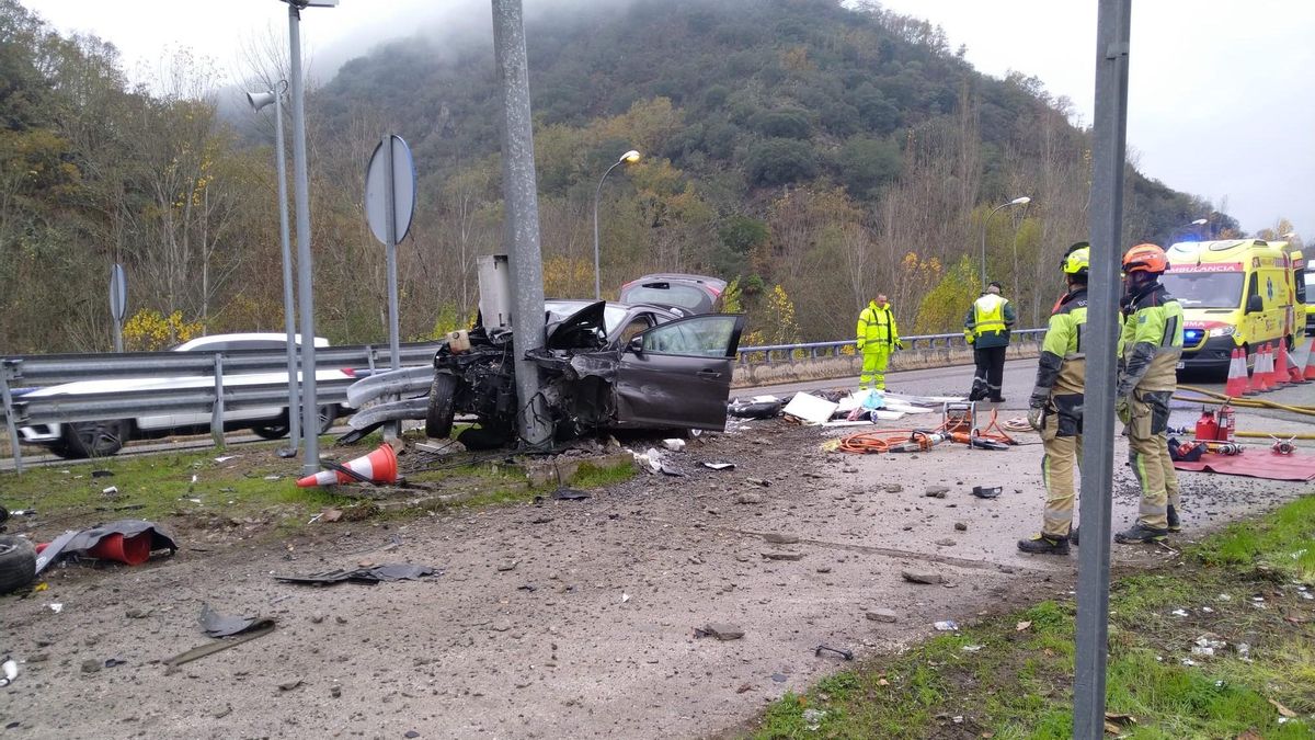 Un conductor herido y hospitalizado tras colisionar contra un poste en la autovía A-6 en Villafranca del Bierzo