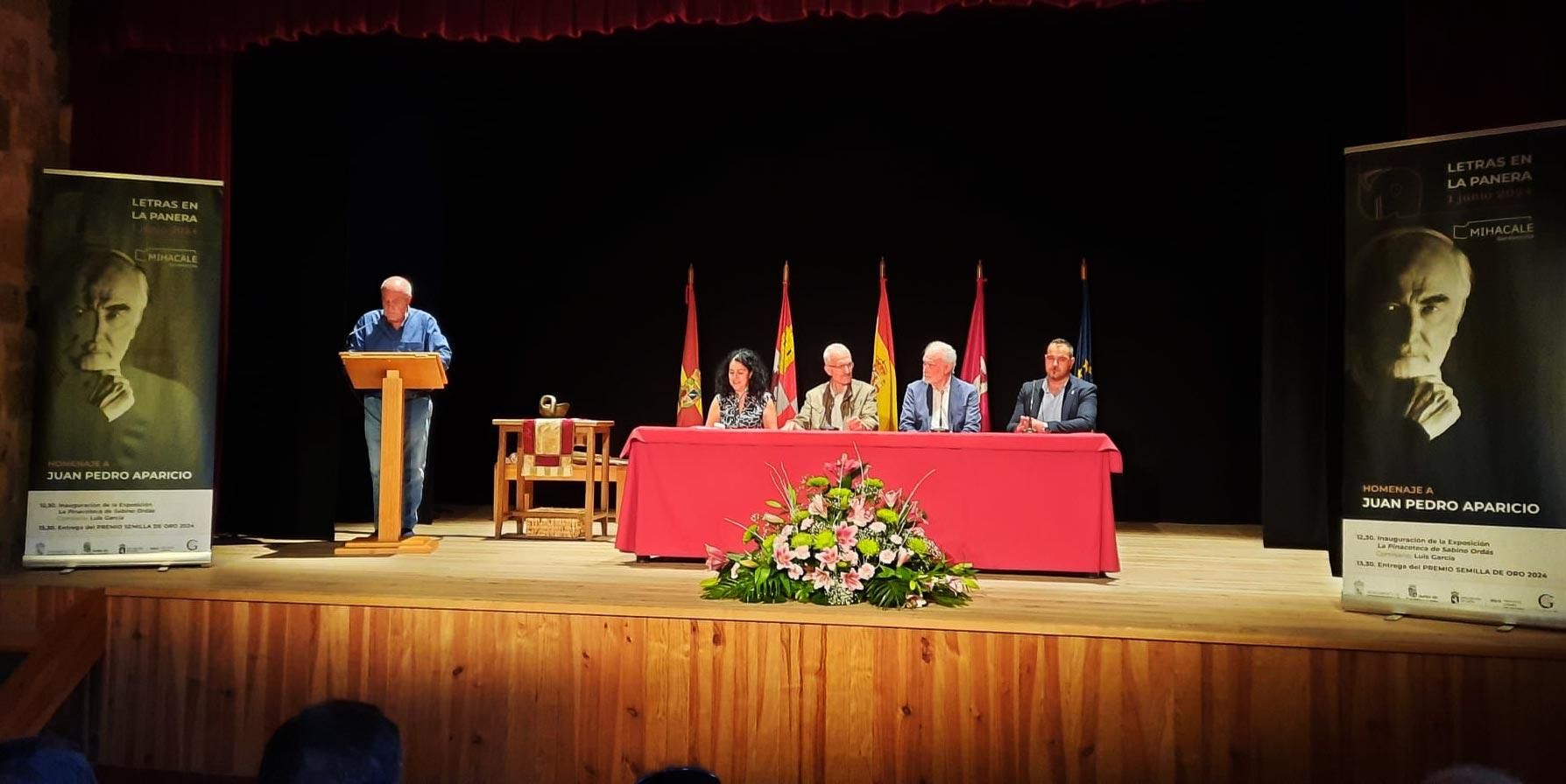 Un momento del acto de homenaje a Juan Pedro Aparicio en Gordoncillo.