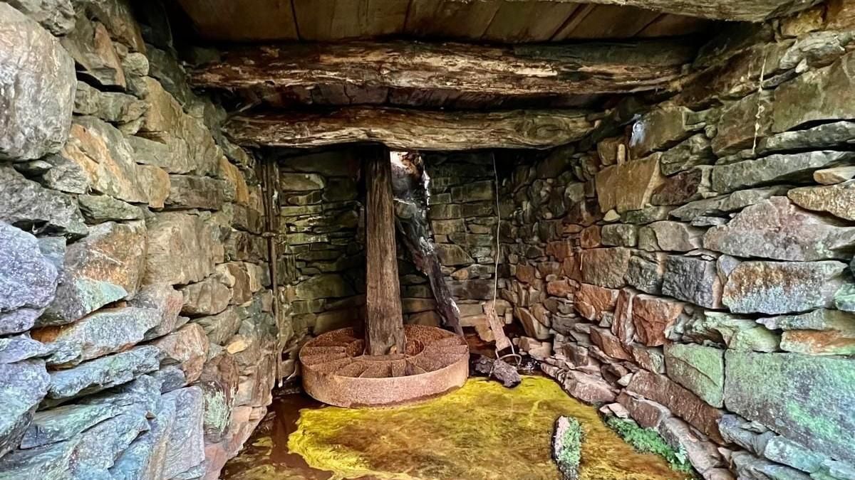 Promonumenta organiza este sábado una tercera hacendera en el pueblo abandonado de Santibáñez de Montes