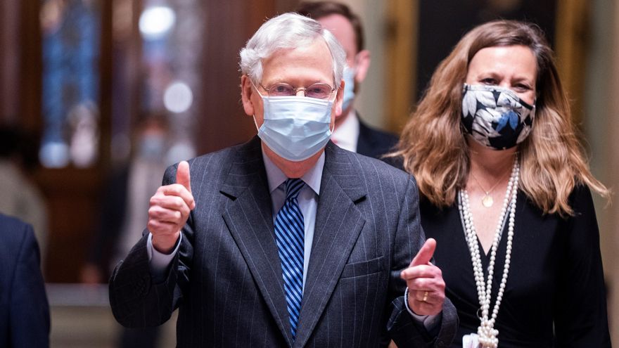 El líder de la mayoría republicana en el Senado de EE.UU., Mitch McConnell, este 26 de octubre de 2020 en el Capitolio, en Washington, tras la confirmación de Amy Barrett como jueza del Supremo. EFE/Jim Lo Scalzo