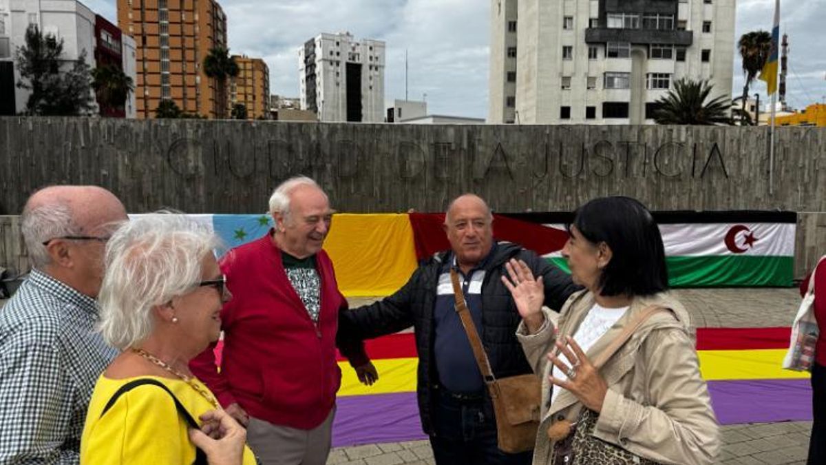 Emilio Mayoral, tercero por la izquierda, exalcalde de Las Palmas de Gran Canaria y presidente de Democracia Canarias XXI, junto a otros simpatizantes