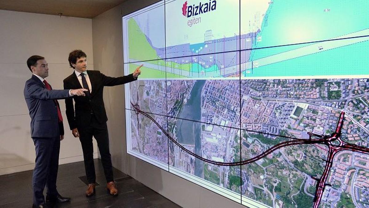 Pradales con el anterior diputado general, Unai Rementeria, en la presentación del proyecto.