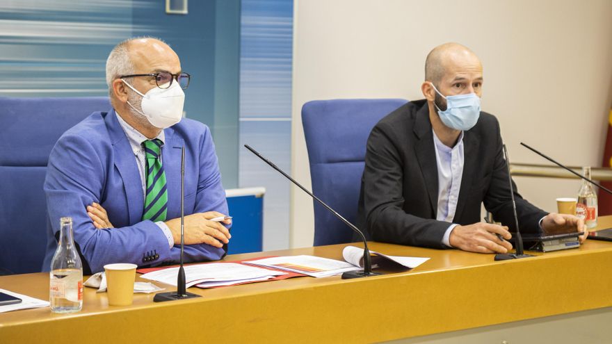 El consejero de Sanidad, Miguel Rodríguez, y el director general de Salud Pública, Reinhard Walmann, informan sobre la evolución epidemiológica en Cantabria.