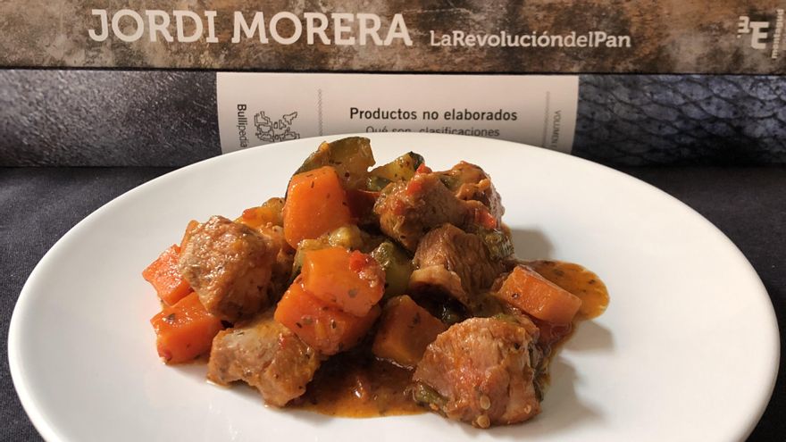 Muslo de pavo estofado con verduras.