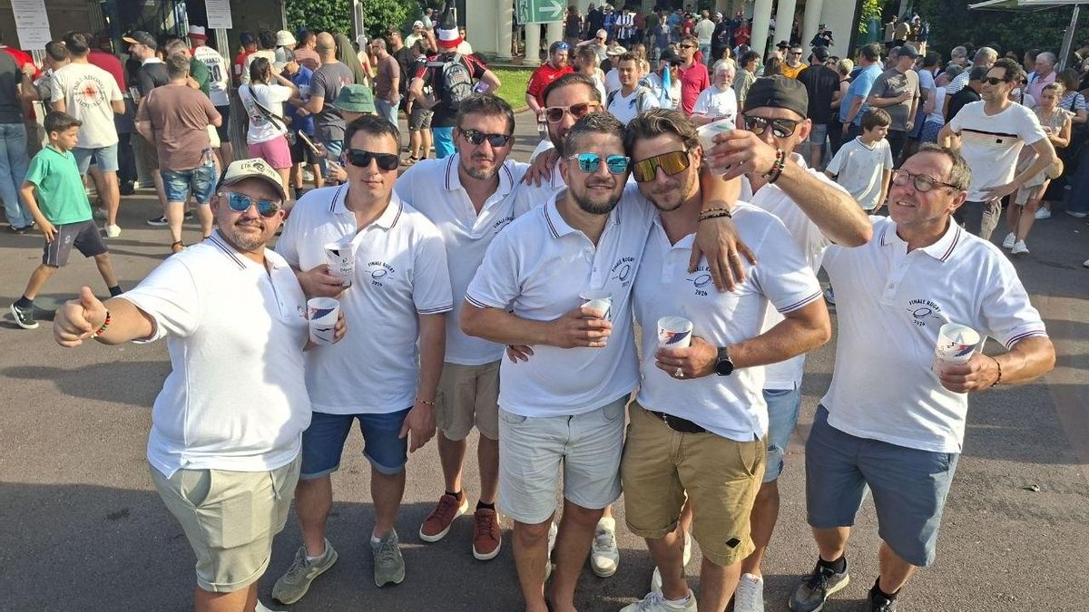 Los franceses Louis y Fabien, con sus amigos, que han viajado a Bilbao desde Lyon para animar a su equipo, el Union Bordeaux Bègles, que jugará el sábado en San Mamés contra el Leinster irlandés la Investec Champions Cup