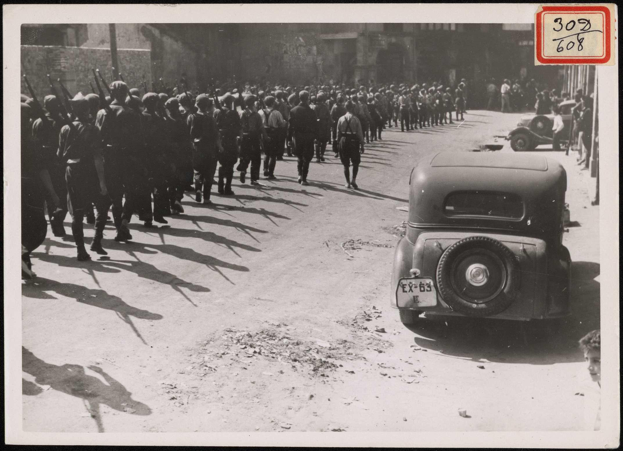 "Desfile de las tropas en Torrelavega". 24 de agosto de 1937.