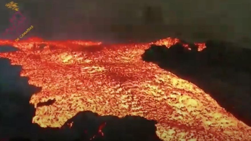 Un "tsunami lávico" desciende ladera abajo tras el desbordamiento de la colada en el cono principal del volcán