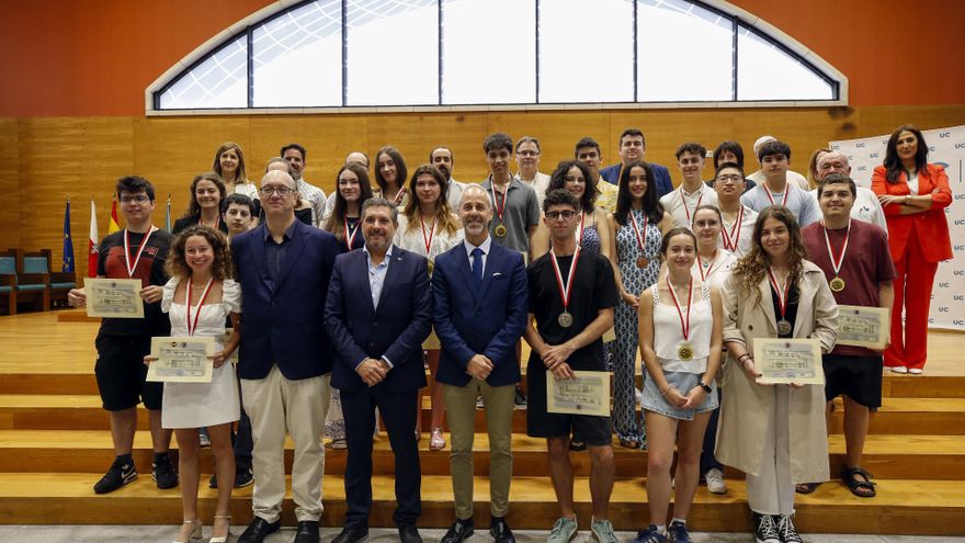 El consejero de Educación, Formación Profesional y Universidades, Sergio Silva, asiste a la entrega de los premios de la Fase Regional de las Olimpiadas Científicas 2025