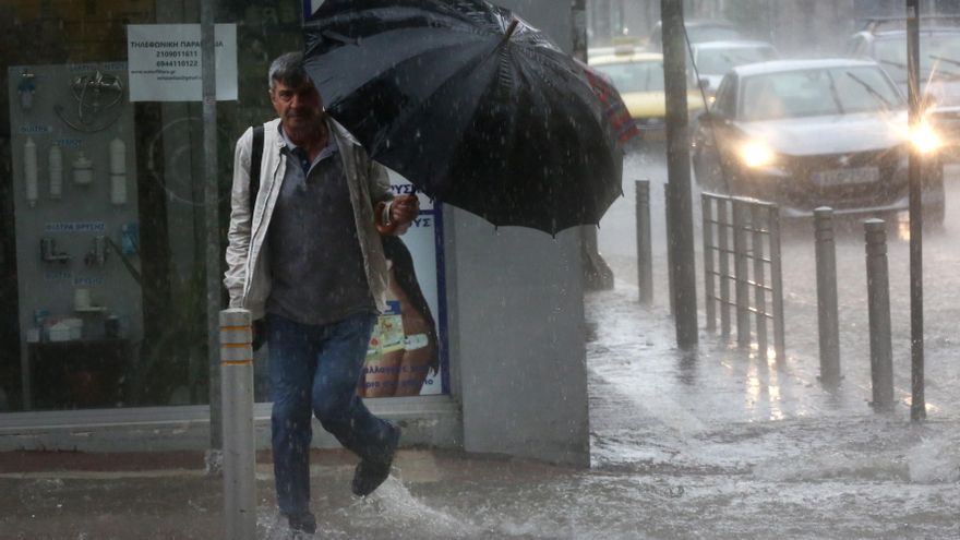 El temporal de lluvia provoca graves inundaciones en Atenas