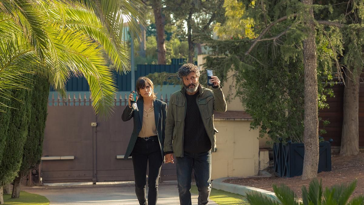 Verónica Echegui e Isak Férriz, en una escena de 'Ciudad de sombras'