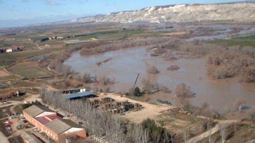 Crecida del Ebro en las proximidades del cuartel de Regimiento de Pontoneros de Monzalbarba en 2015
