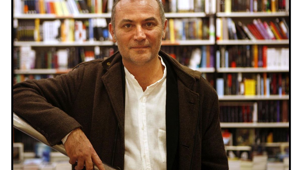 El escritor Xuan Bello falleció ayer, a los 60 años, en Oviedo.