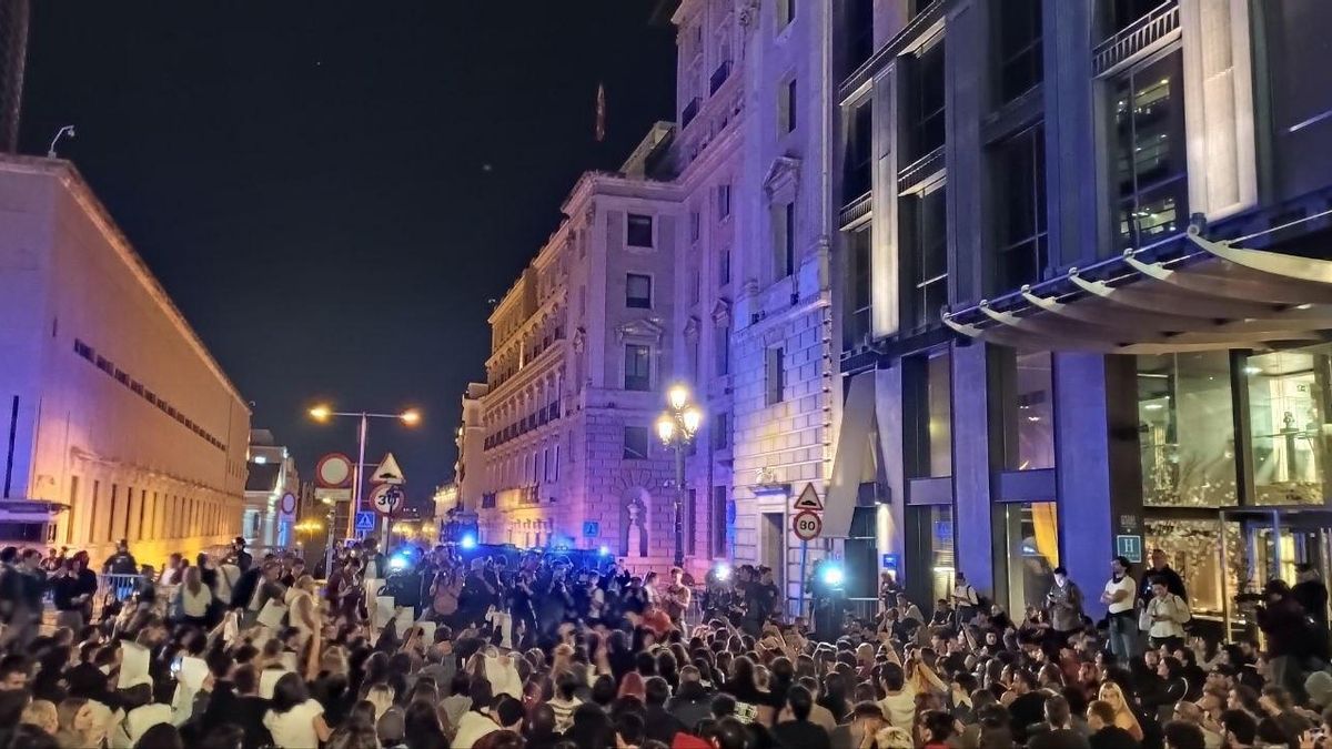 Cientos de personas marchan hacia el Congreso tras la muerte de Maricarmen: "No toleramos ni un desahucio más"