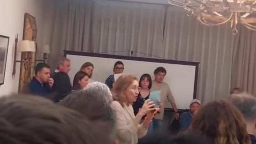 La consejera de Salud sale abucheada de una asamblea de la Plataforma SOS Hospital de Calahorra a la que acudió sin ser invitada
