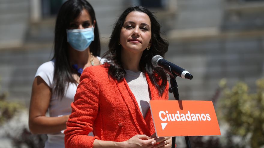 La presidenta de Ciudadanos, Inés Arrimadas, ofrece declaraciones a los medios de comunicación