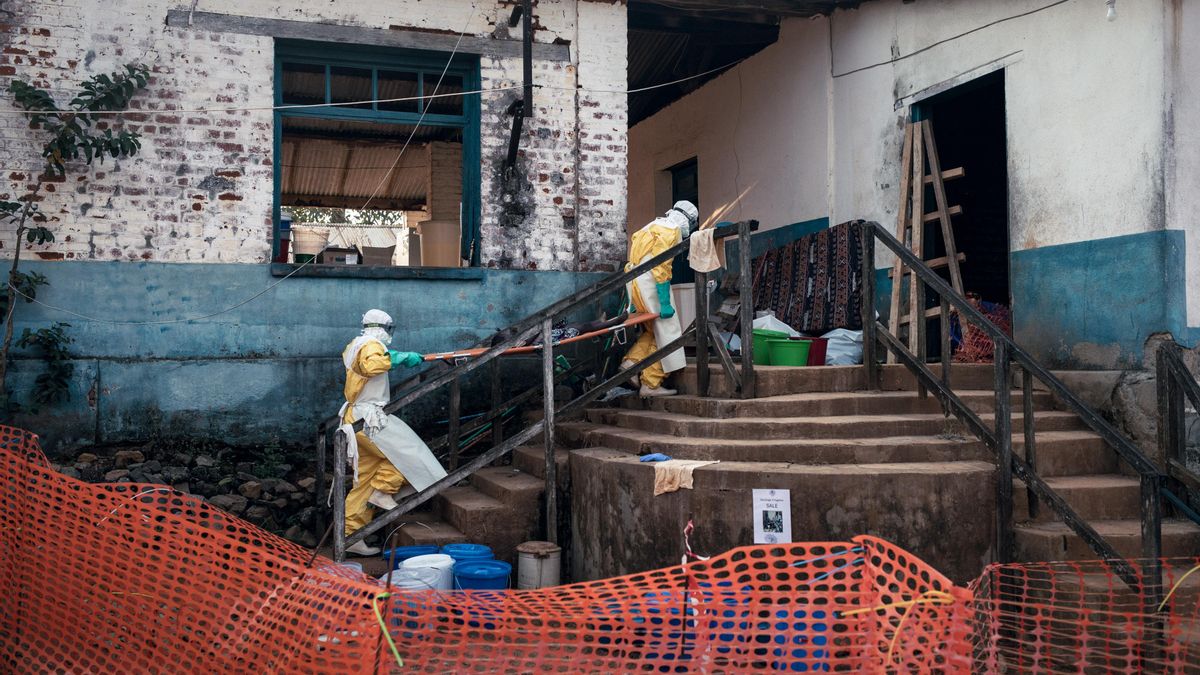 Miembros del personal de MSF transportan en camilla a un paciente recién llegado tras su traslado de una ambulancia al Centro de tratamiento del Ébola del Hospital General de Mongbwalu.