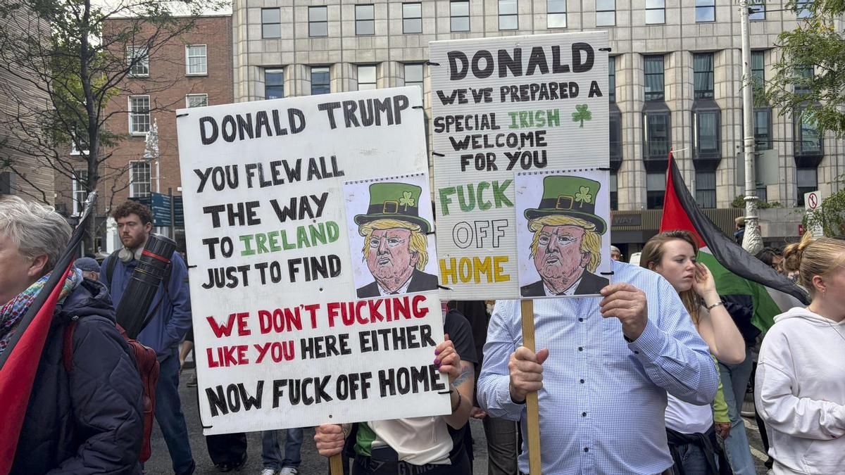 Manifestación antibelicista en Dublín con motivo de la visita a Irlanda de Donald Trump del 12 de septiembre de 2026