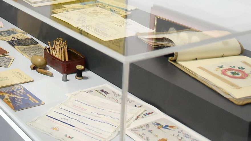 Utensilios de bordado en la exposición 'La educación de las niñas'