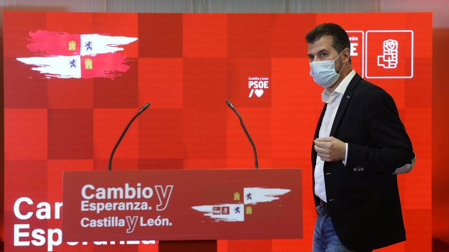 El candidato del PSOE a la Presidencia de la Junta, Luis Tudanca, a su llegada para valorar los resultados obtenidos por su formación en los comicios para Castilla y León,  a 13 de febrero de 2022, en Valladolid, Castilla y León (España).