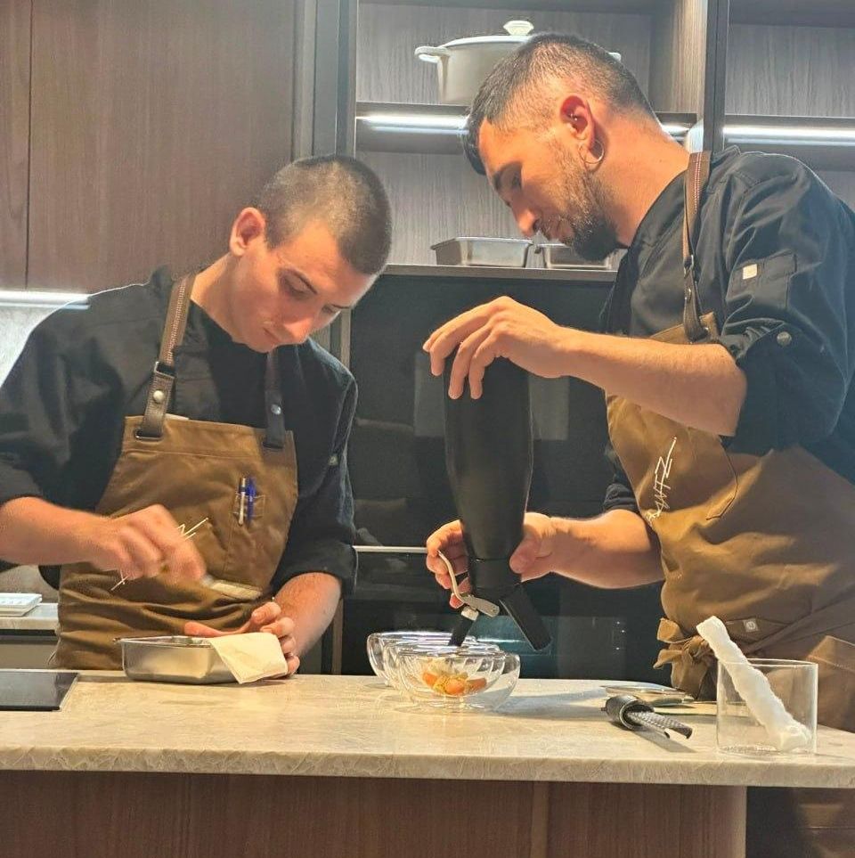 El cocinero Jon Gil Zárate (a la derecha de la imagen), en su restaurante Ahantz