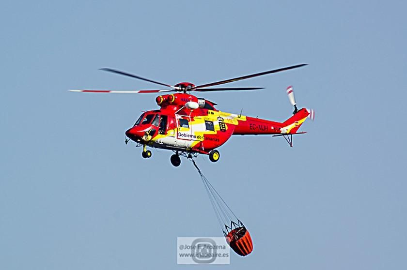Helicópteros contra incendios en el aeropuerto de La Palma (JOSÉ F. AROZENA)