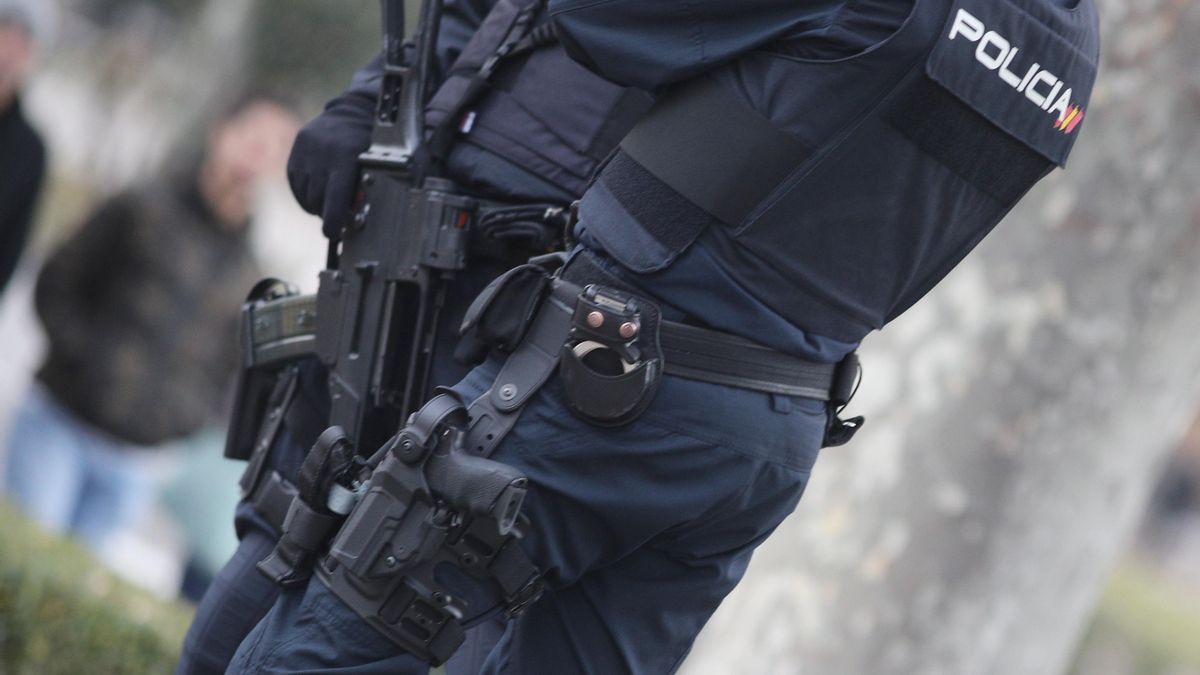 Dos agentes de la Policía Nacional en una calle en una imagen de archivo