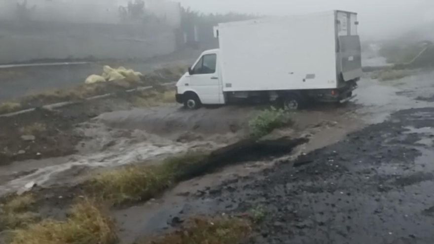 Las intensas lluvias  provocan en La Palma inundaciones, desprendimientos y hacen correr barrancos