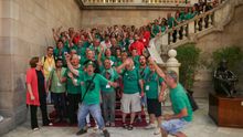 Activistas de la PAH y la alcaldesa Ada Colau tras la votación en el Parlament / ENRIC CATALÀ