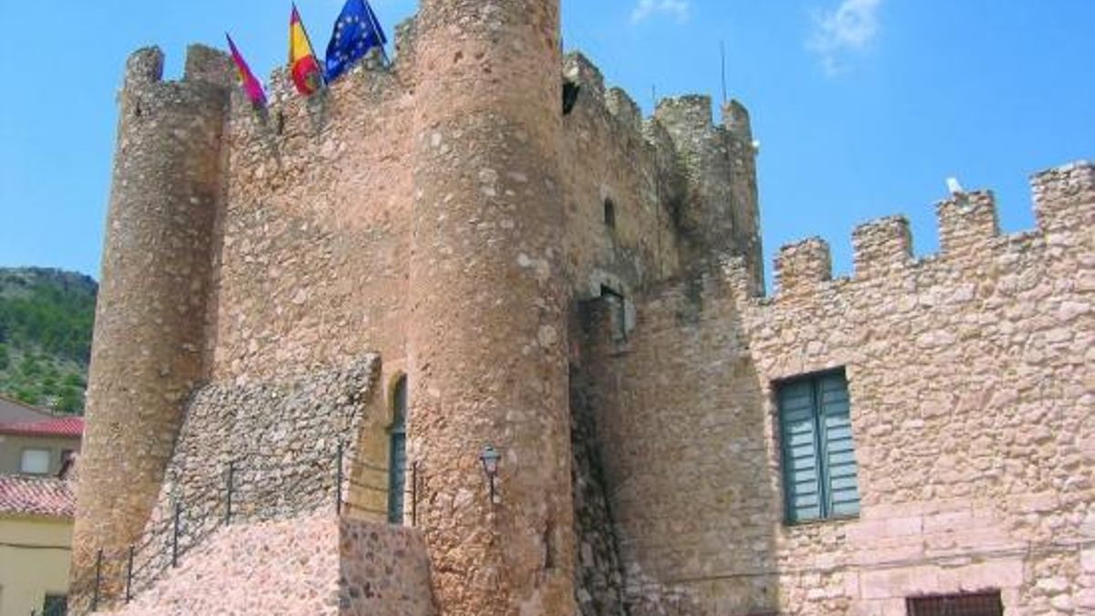 Este espacio abierto, destinado a ejercicios militares, hoy representa una de las fusiones arquitectónicas más singulares de la comarca