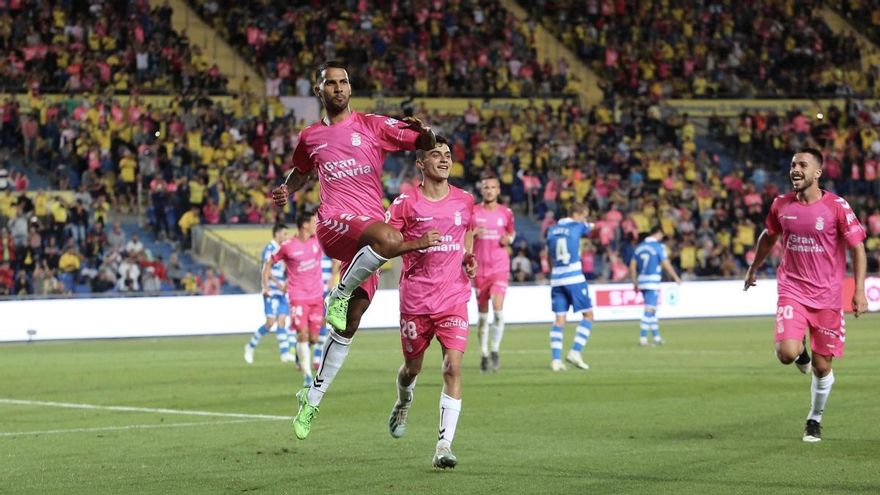 Jonathan Viera junto a Pedri en el encuentro frente al Deportivo de La Coruña.