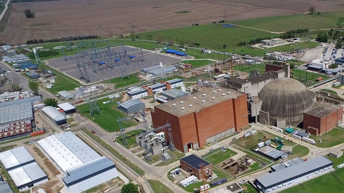 La Central Nuclear Atucha II se encuentra sobre la margen derecha del Río Paraná, en la localidad de Lima, partido de Zárate.