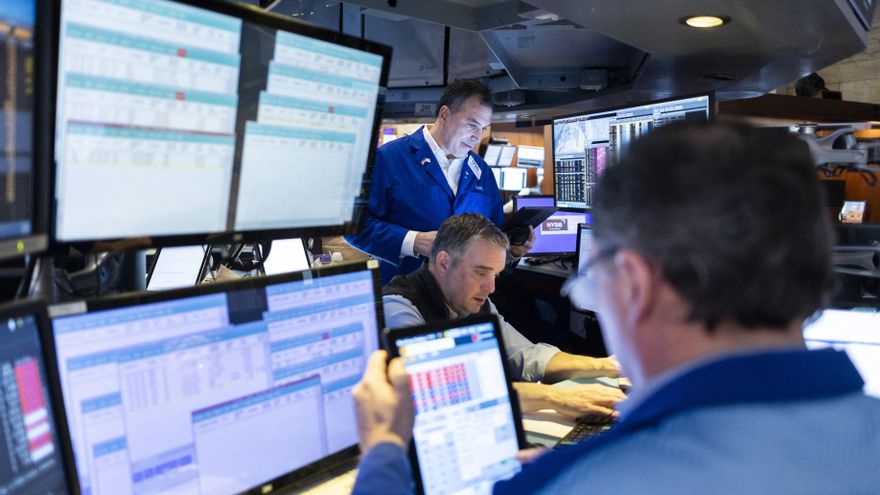 Wall Street cierra con caídas de más del 2 % tras nuevos ataques de Trump a Powell