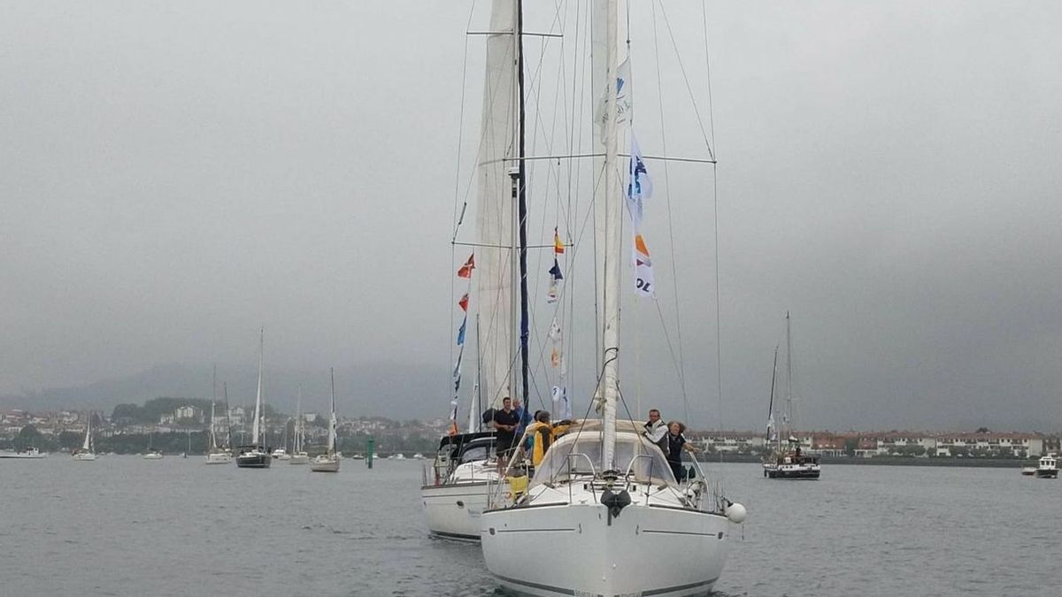 Los participantes en la ruta jacobea por mar, "Navega el Camino", escoltarán este martes al 'Juan Sebastián Elcano'