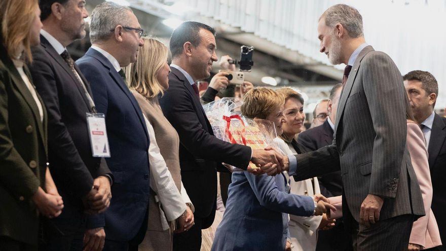 Los Reyes reciben una senyera en señal de agradecimiento del pueblo valenciano por su trato tras dana