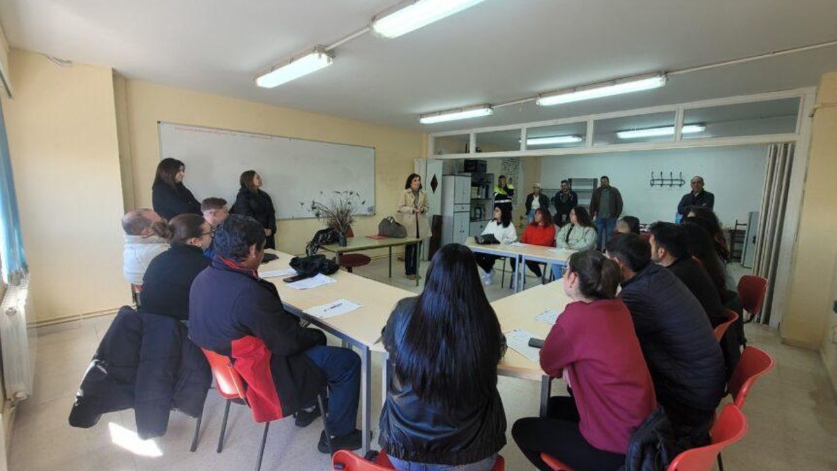 La Alcaldesa dirigiéndose a la clase