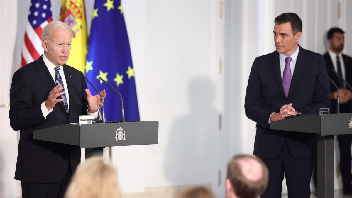 Archivo - El presidente de los Estados Unidos, Joe Biden (i) y el presidente del Gobierno, Pedro Sánchez (d), comparecen tras su reunión en el Palacio de La Moncloa, a 28 de junio de 2022